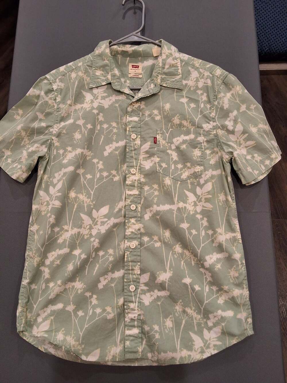 Levi's Standard Short Sleeve Button Down Shirt Size S Green Floral 199